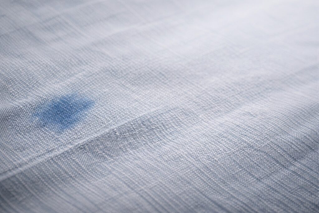 薄いグレーデニムに紺色の色移り跡が見える生地の
