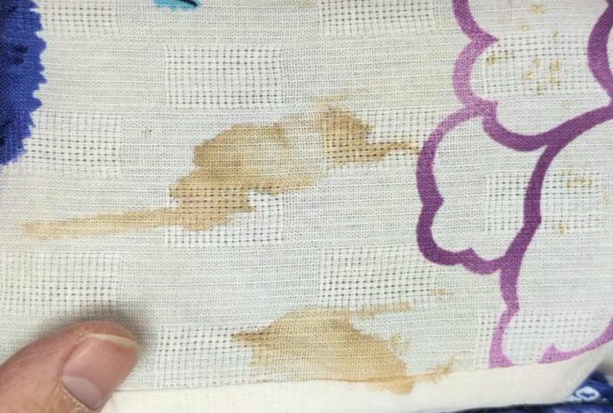 浴衣の古い黄ばみ（しみ抜き前）