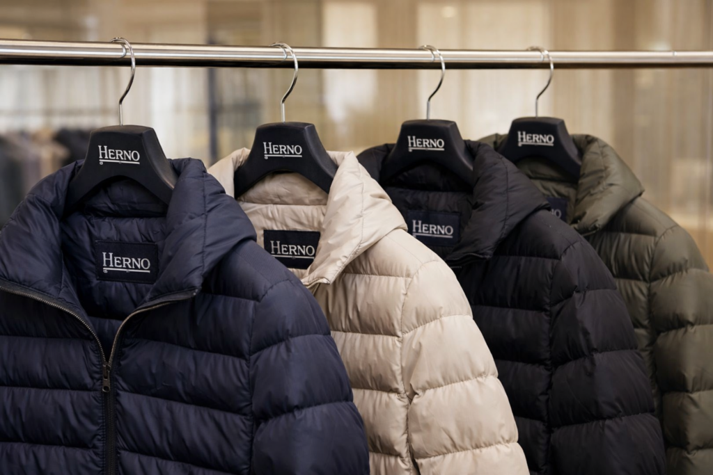 HERNO(ヘルノ)のコートは水洗いNG?プロが教える正しいクリーニング方法と失敗例 | ファミリークリーニング