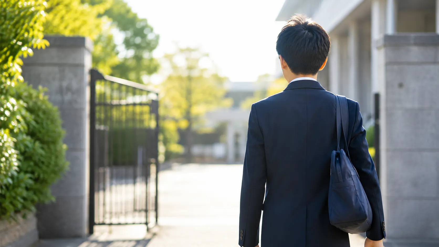 清潔でシワひとつない制服を着て、試験会場に向かう学生の凛とした後ろ姿。きちんと整った制服が、ここぞという大事な日にお子さんの自信と背中を支えることを表現。北九州市小倉南区のファミリークリーニングが伝える、制服がくれる自信のイメージ。